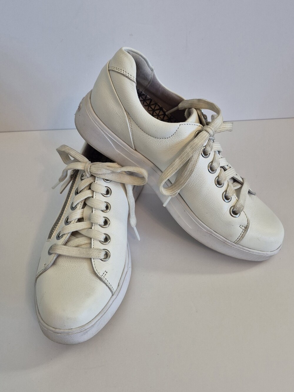 White Leather Casual Sneakers Tilly Munro Size 8